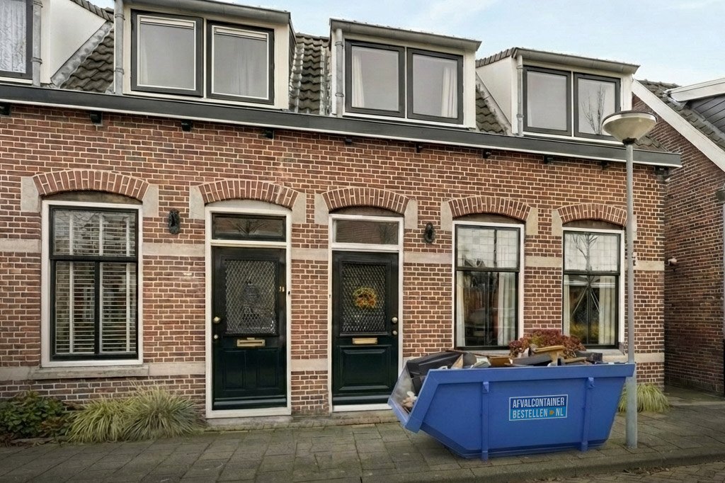 grofvuil container geplaatst op de stoep